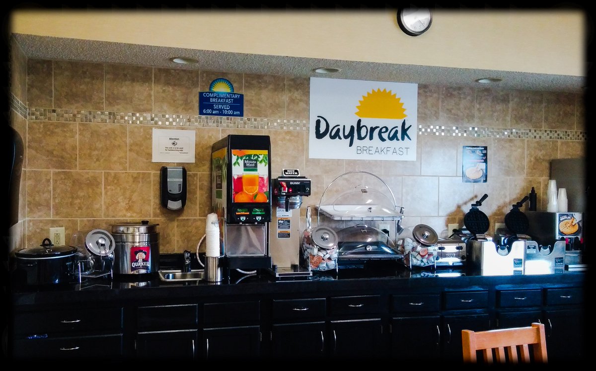Daysinncolnsvil's tweet photo. Start your day with our Daybreak Breakfast!
#sausagegravyandbisucits!!  #2flavorsofwaffels!!  #4flavorsofcereal! https://t.co/fh78tLg3Dw