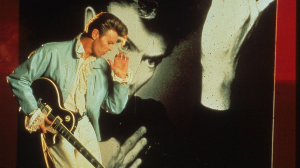 ArchivoRTVE's tweet photo. Eterno #Bowie. No nos cansaremos de escuchar tus canciones. #BowieForever #bowieRIP https://t.co/ldgxapbNbk https://t.co/kr4RzyUCP5