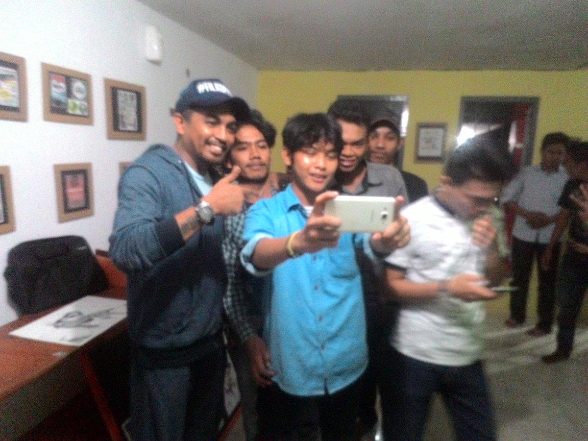 Para penyair dari Komunitas Sastra Akar Beringin selfie dgn Glenn Fredly di Paparisa Ambon Bergerak