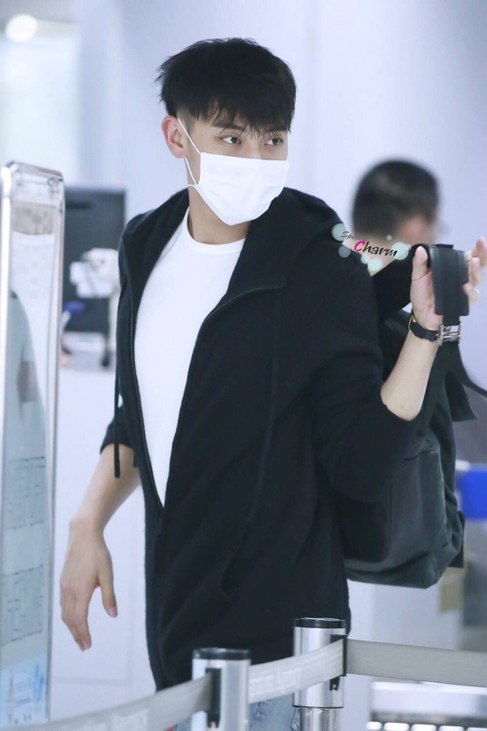 beibei0502's tweet photo. [HQ] 160110 TPE departure 
#ZTAO #黄子韬 #타오 #タオ https://t.co/bijhonkWuI