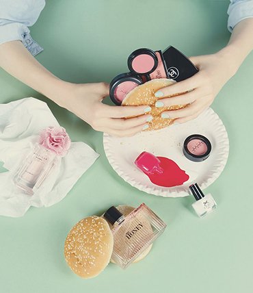 You are what you eat, so here's our top tips for shiny hair, supple skin, &amp; sparkling eyes bit.ly/1Zh5ceA