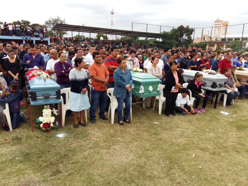charlyboy_87's tweet photo. En Camarón de Tejeda, familiares y amigos dan último adiós a víctimas del accidente carretero registrado en Atoyac https://t.co/dt1cPTnHE0