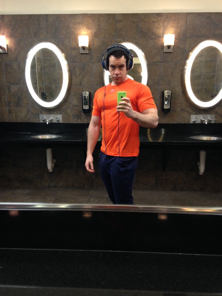 lowercasefont's tweet photo. New @RoizoInc shirt came in time for #ChestDay. I can definitely feel a difference. https://t.co/v896jUL3ih