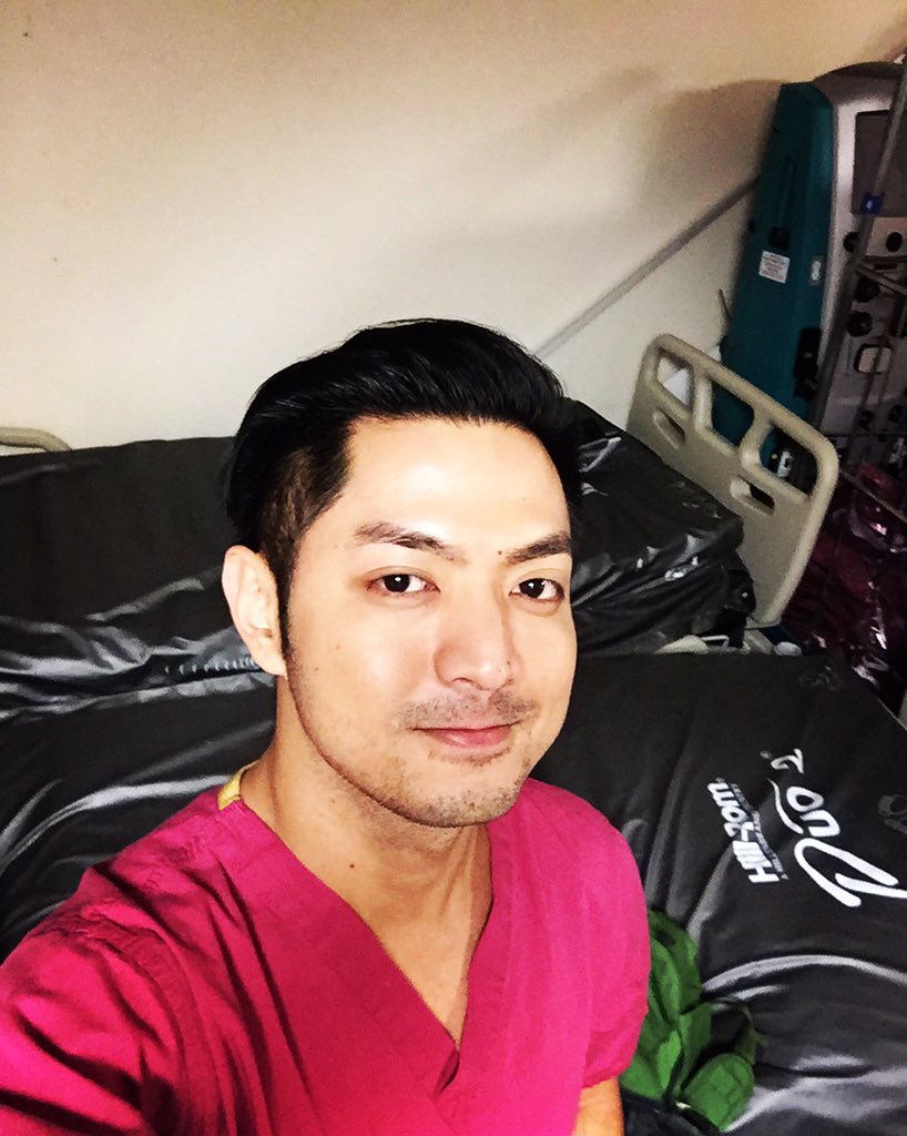 NeoRoque's tweet photo. Goodnight world. Another night shift to start the week. Push! Stock room nyelfie! #umayselfie #nurselife https://t.co/vBW6YQtYMT