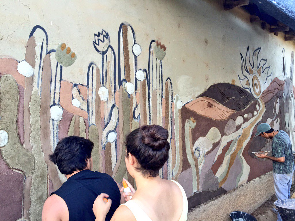 Monumentos_cl's tweet photo. Fundación Pangea avanza en el Mural  "Volver a la Tierra" basado en leyendas locales de #Canela. #FiestadelAdobe https://t.co/luAV6rhUxU