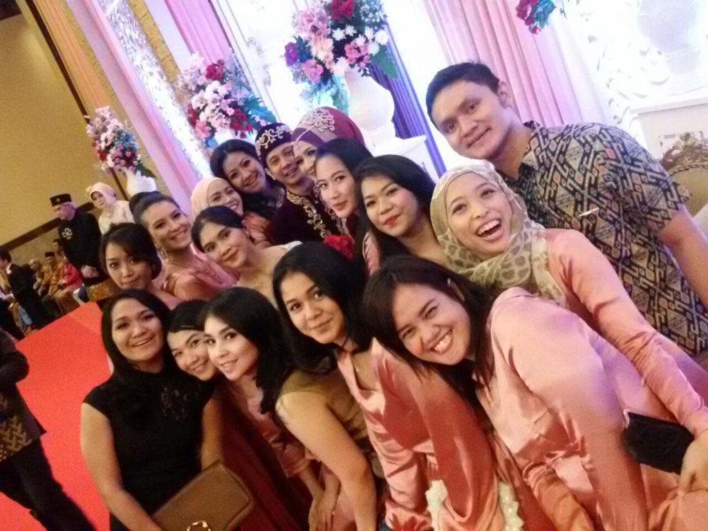 indriyacitra's tweet photo. selfie bareng manten walaupun manten nya nyempil,,hihihi #ims_selfiemanten @netmediatama @IMS_NET https://t.co/BBYNU1gxBx