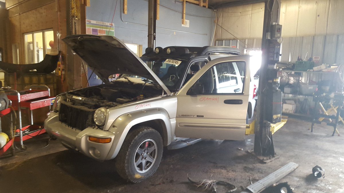 AngryDismantler's tweet photo. Today I feel like I got a S on my chest ..sick and a #emptyBay till 9am #1 #jeep #liberty https://t.co/ZrMVrbnGYi