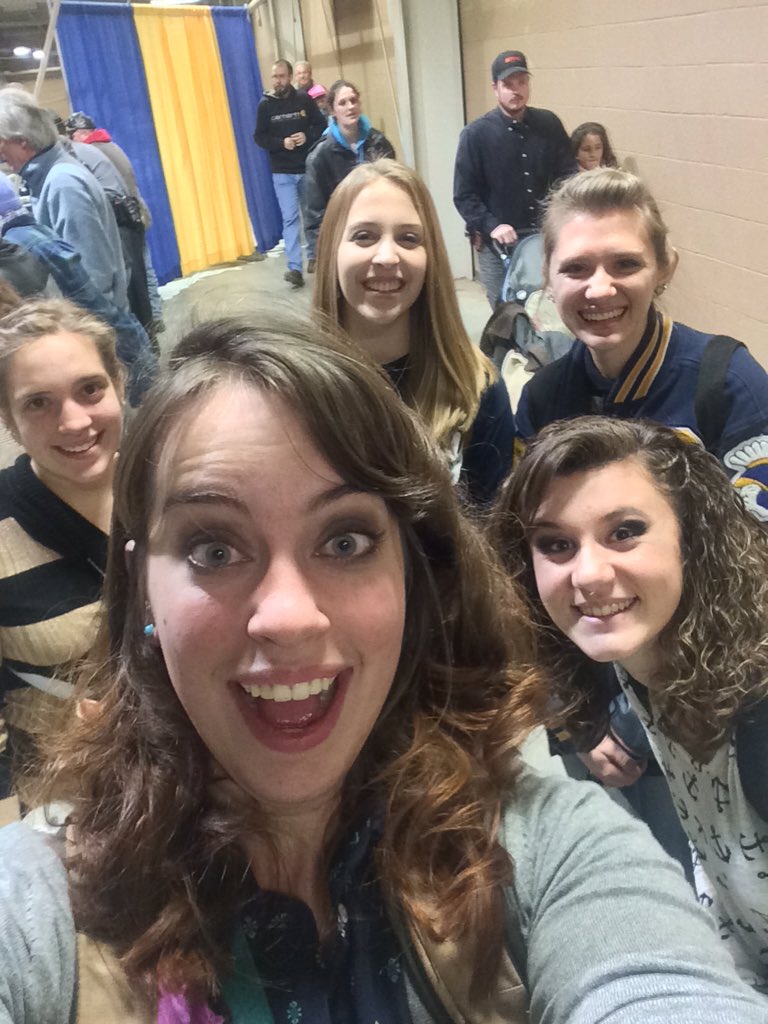 CarlyJeanBean's tweet photo. Mini horse pulls!!! #derryffa #seniors16 #teachag https://t.co/Iba4cyxzfW