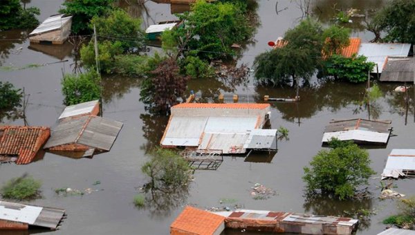 ABCDigital's tweet photo. [MUNDO] Uruguay: Casi 13.500 desplazados por la inundación 

https://t.co/6n6eUCix0W https://t.co/XakEEzKVWo