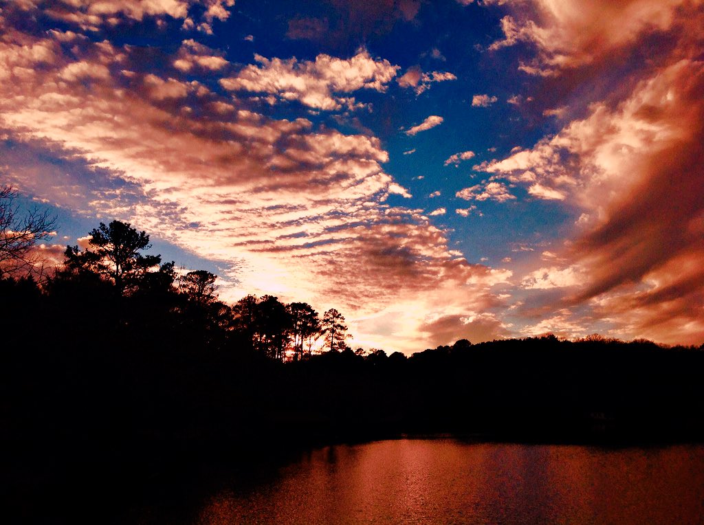 TerriGreenUSA's tweet photo. Sunset at Mountain Park in Roswell, Georgia @BradNitzWSB @spann @wsbtv @weatherchannel @yourtake https://t.co/5OnN9ucAdS