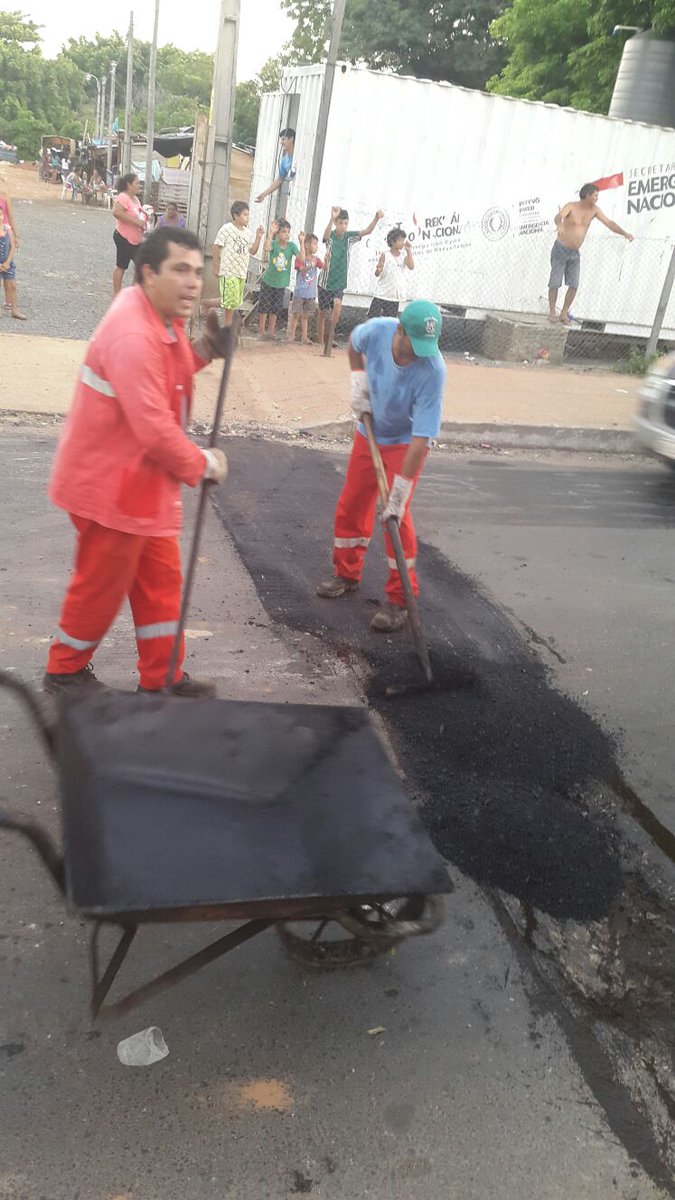 AsuBacheando's tweet photo. @780AM @Unicanal @AsuncionMuni La Dirección de Vialidad prosigue las tareas del mejoramiento vial en el turno noche. https://t.co/P2BNqjMuEW