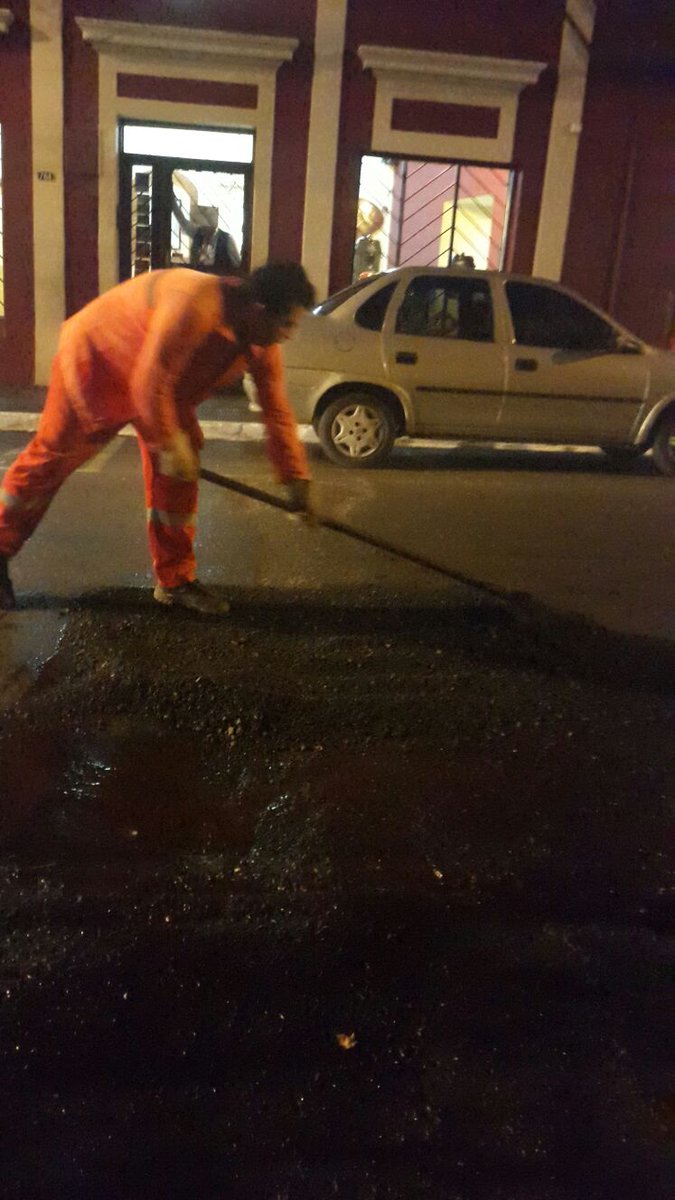 AsuBacheando's tweet photo. @780AM @Unicanal @AsuncionMuni La Dirección de Vialidad prosigue las tareas del mejoramiento vial en el turno noche. https://t.co/P2BNqjMuEW