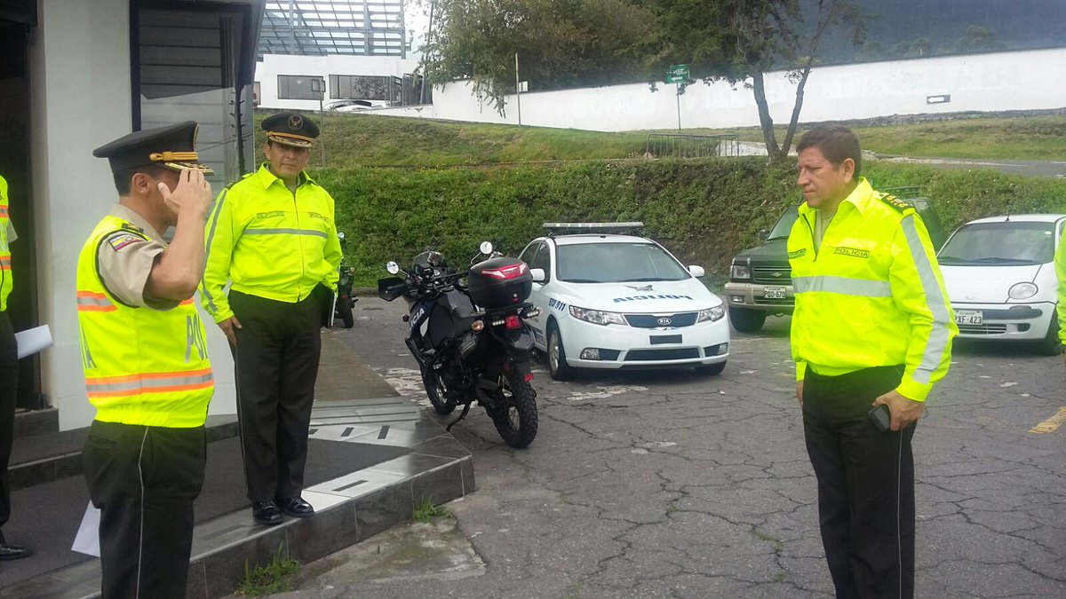 PoliciaEcuador's tweet photo. Cordinamos acciones seguridad para IV cumbre @CELAC. Asistió #DirGO #GralMantilla y #CrnlAlulema cmdte #DMQ https://t.co/gJMiBij5Co