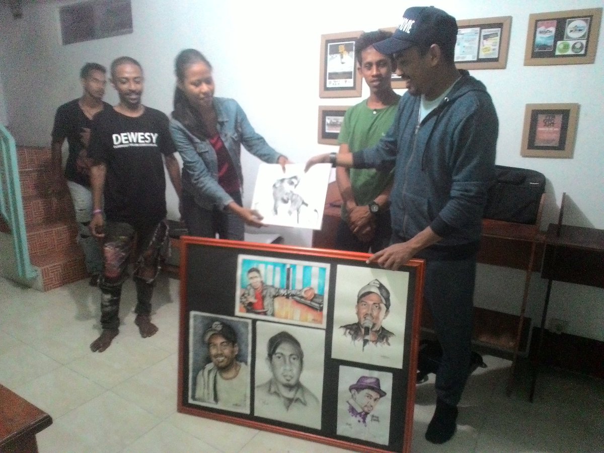 Glenn Fredly akhirnya mampir di Paparisa Ambon Bergerak. Para perupa Kanvas Alifuru menyerahkan lukisan potret diri