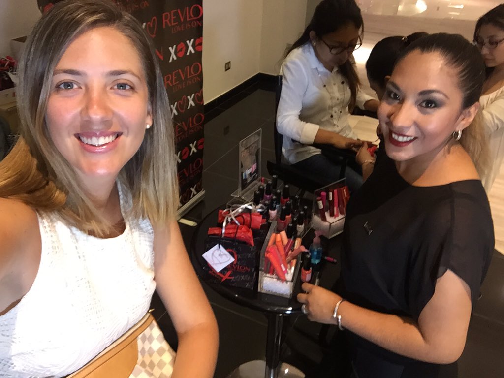 joannabolona's tweet photo. Qué rico! Me encanta venir al cine y si me engríen antes mejor 💜💜💜 !!!! #Hermanas #RevlonPeru https://t.co/f8ln8NbwoE