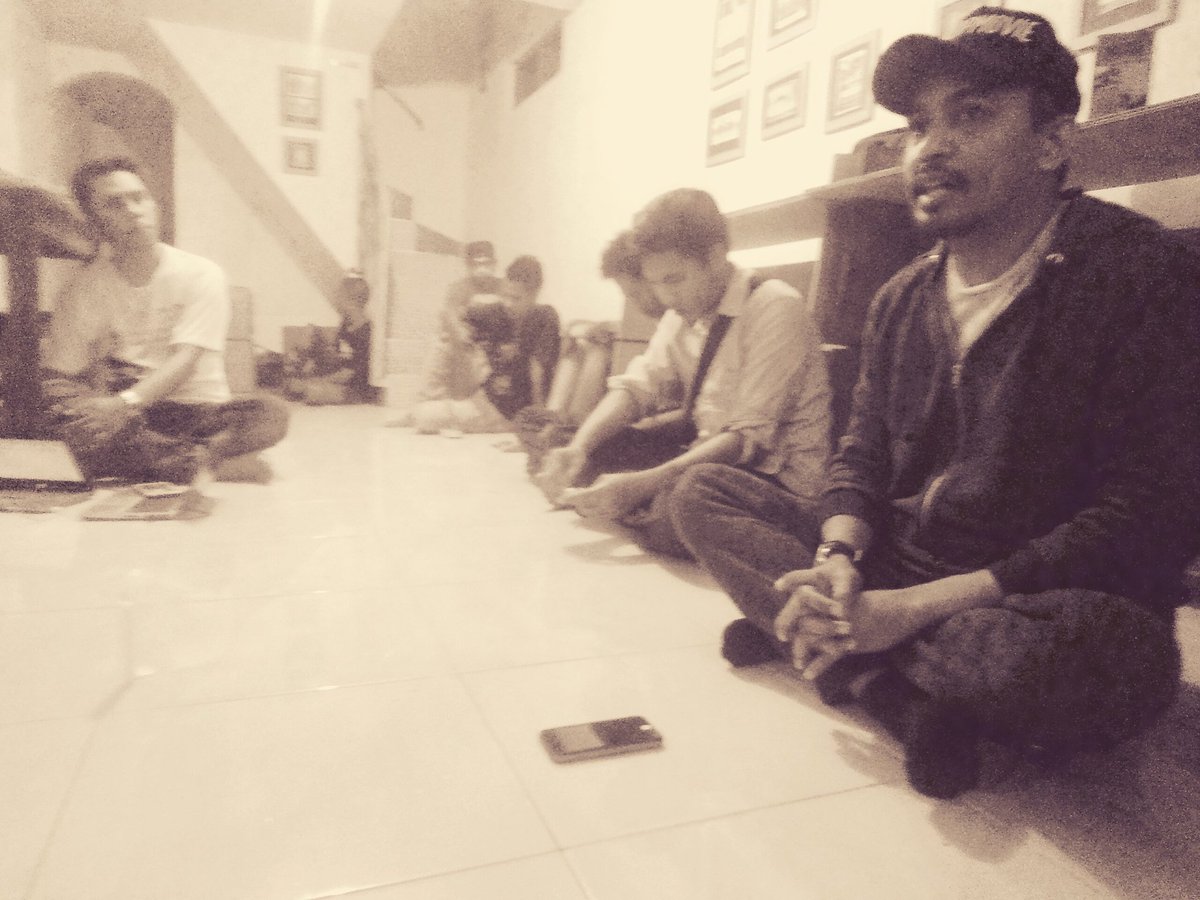 Glenn Fredly lesehan juga di Paparisa Ambon Bergerak