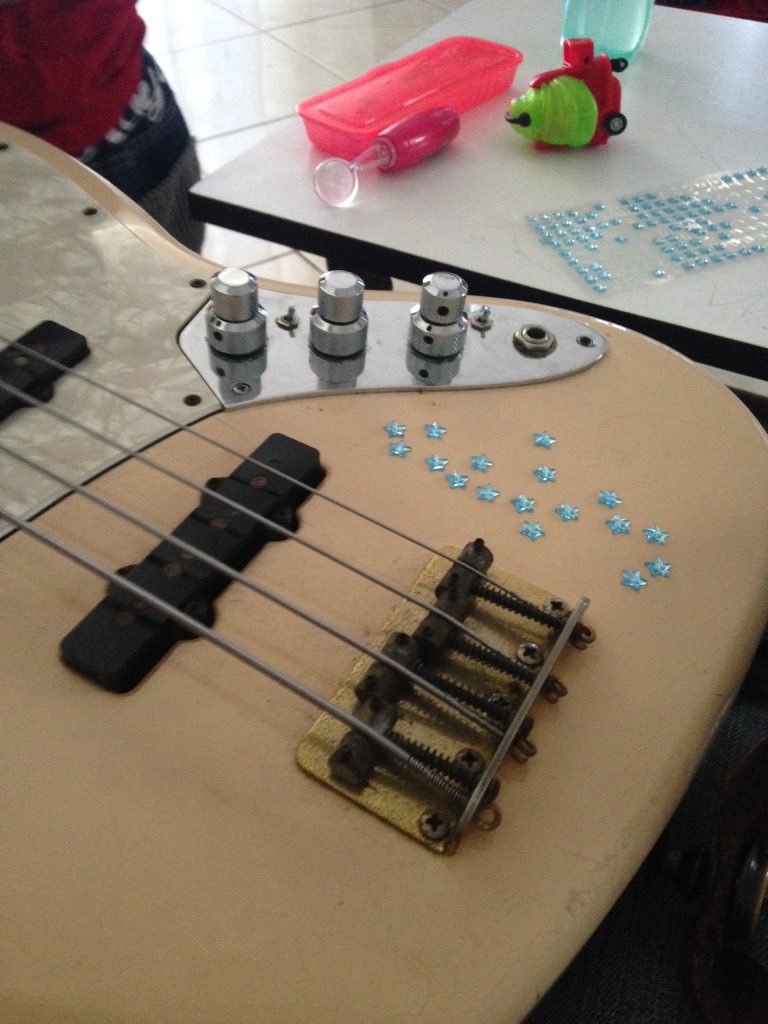 Moses_De_Silva's tweet photo. When u have a daughter who decides to pimp ur bass up with star stickers #growsfast #prouddaddy #bassdesign https://t.co/oyCnhfJhnZ