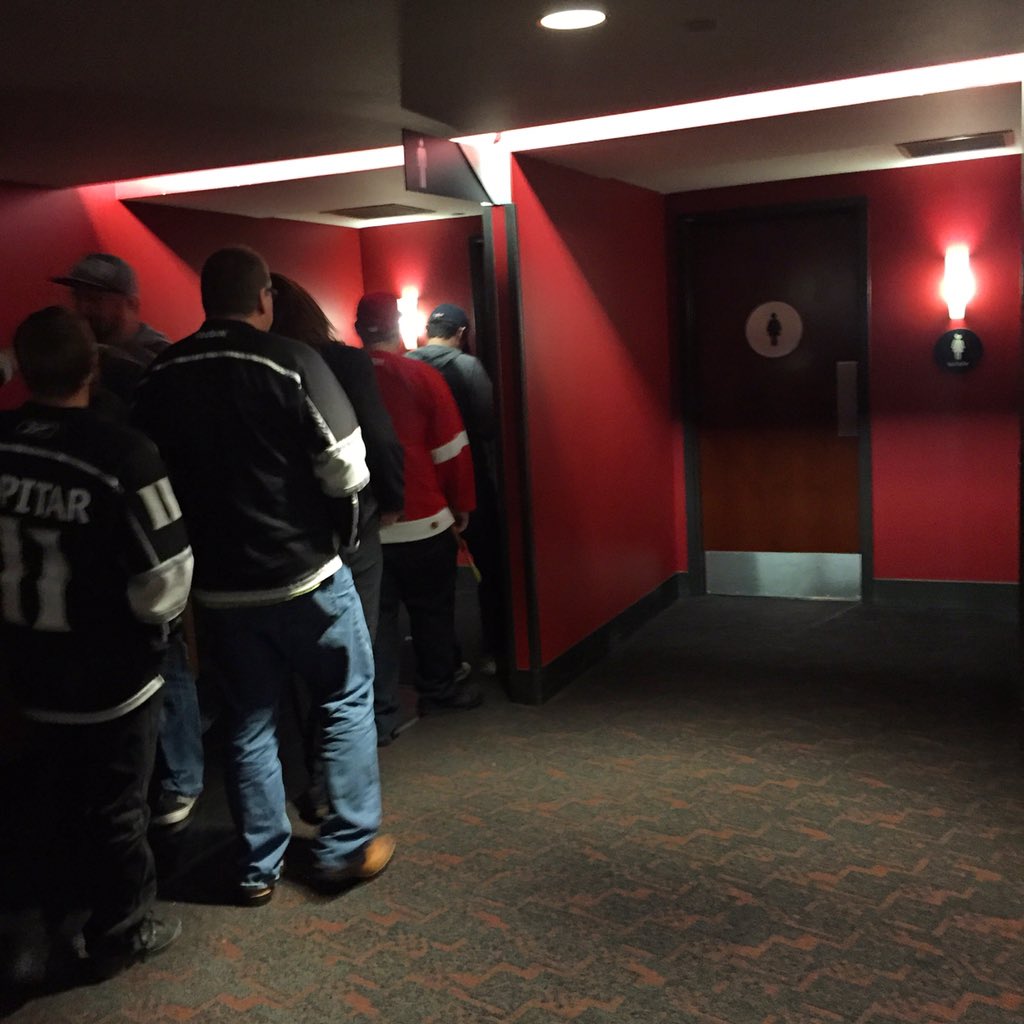 BrittanyFetkin's tweet image. Only at a hockey game... @detroitredwings  @lakings 🏒 #bff #ilovehockey #funfeti