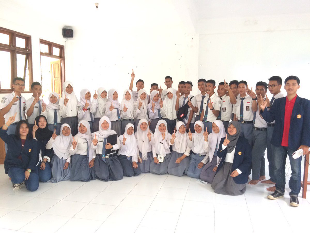 ugs_sukabumi's tweet photo. Foto bareng bersama anak2 SMA&SMK Mutiara Terpadu Palabuhanratu :-) selesai roadshow.
#ugs16 https://t.co/8WzPTorbyd