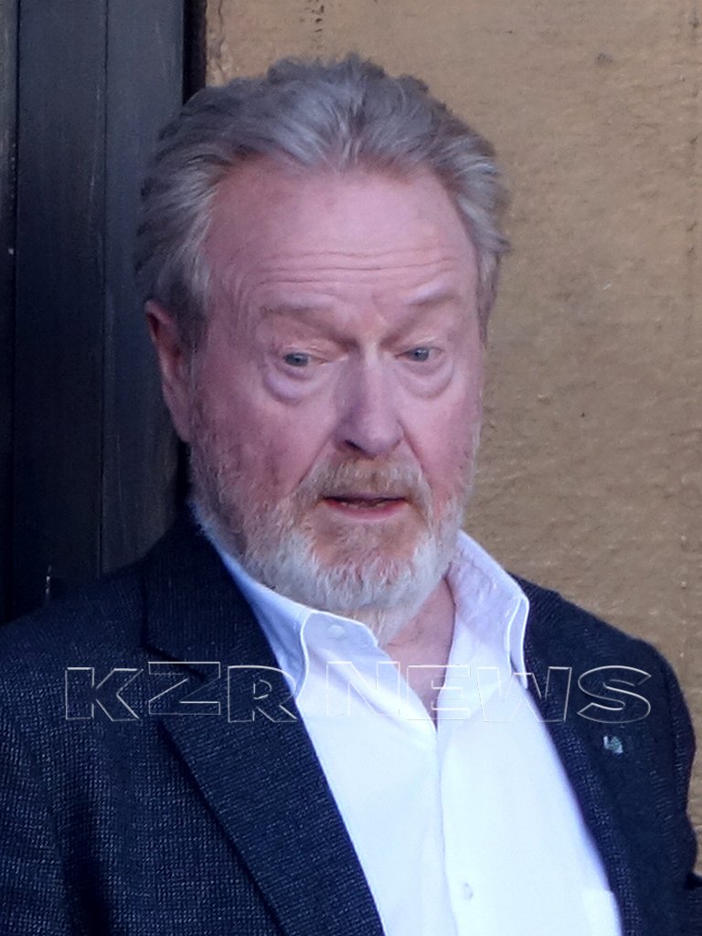 KZRNews's tweet photo. Ridley Scott Director of The Martian celebrates the Golden Globe Award 2016. Congrats @KzrNews KZR #GoldenGlobes https://t.co/4A3nJrliPr