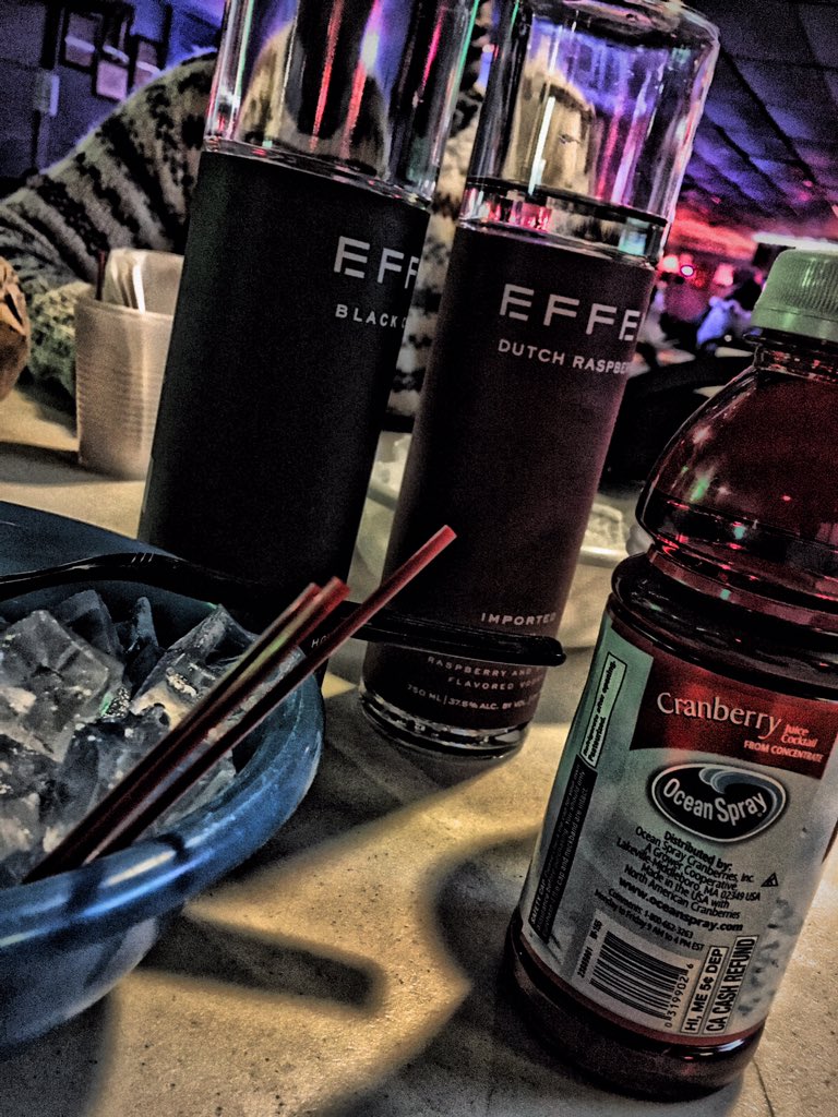 UGSRAYBAKER's tweet photo. Coolin watching the game. Boss shit type of night. https://t.co/UYcNOmMJxK