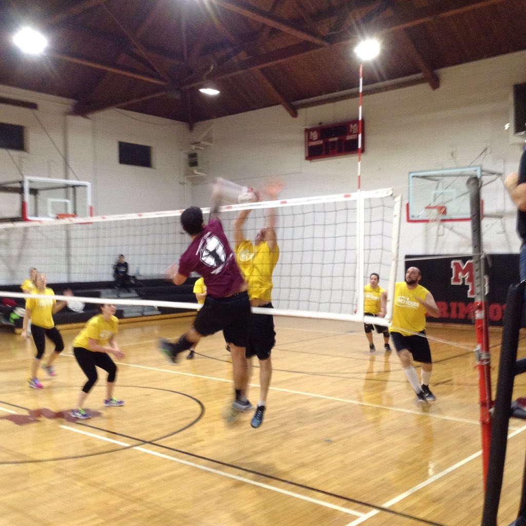 NoIdeaSports's tweet image. Neck and neck, who wants it more??!! #noideasports #meetmeatthenet #semis