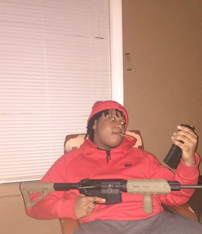 1SAV5's tweet photo. Ugly Pic , but if you sneak dissin shit can get ugly quick . π° https://t.co/Vmc4N0Dqf2