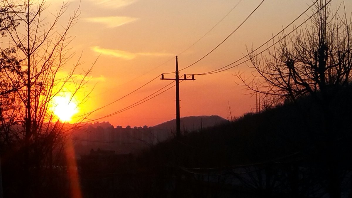 #석양
겨울의 붉은노을 
(20160111/경기) 

어제 일산 가는 길에 붉은 노을이 인사 하는것을 담아봤습니다 존하루들 되세요 ~~^^

youtu.be/ZG4Iz4pQTnI