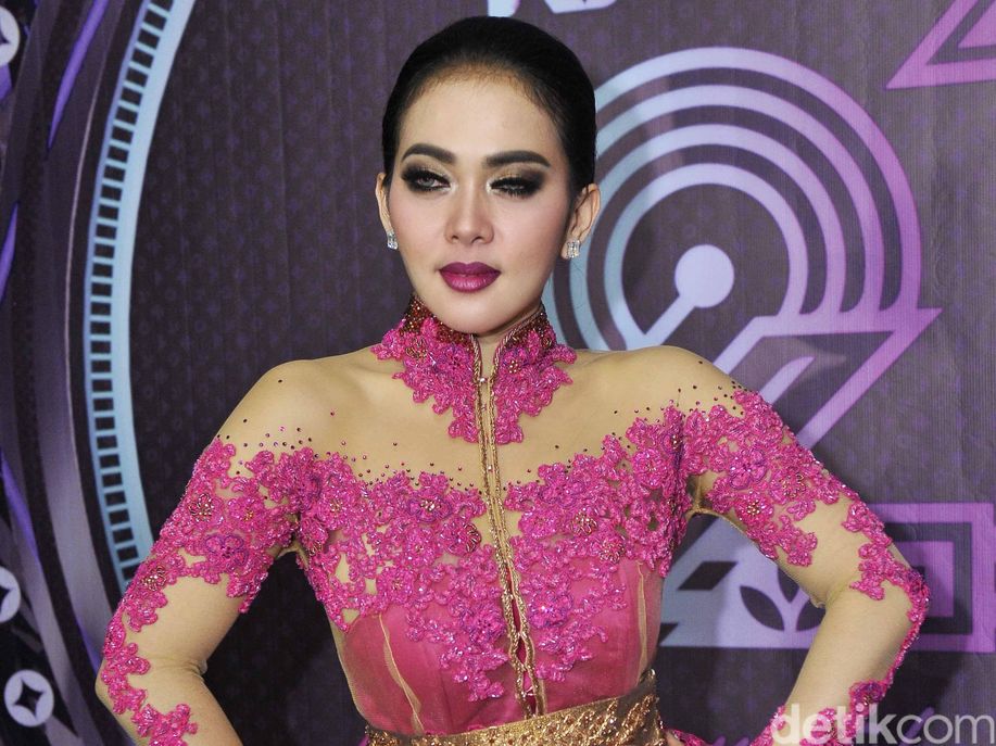 detikhot's tweet photo. Postingan Instagram Jadi Trending Topic, Ini Kata Syahrini https://t.co/JfVIg9aaGa https://t.co/sMPn9dReGv
