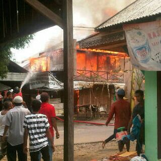 Fotoi Saat Api Berkobar Di Sungai Baring Amuntai Kab.HSU #RB <a href="/infoamuntai/">Info Amuntai</a> @BuhanPahuluan