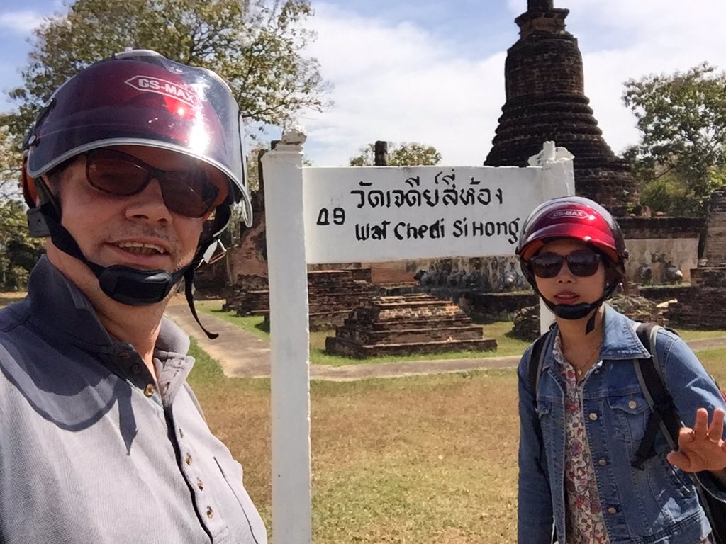 EGulc's tweet photo. Wat? Where? It's behind you? Si Hong 555 https://t.co/lojmXZdK0g