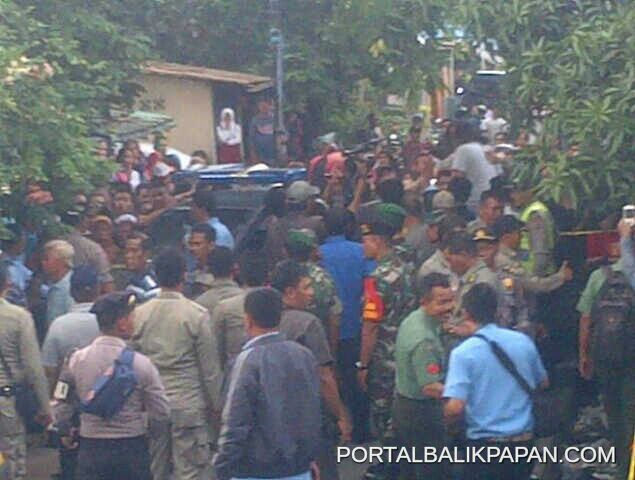 Sikon 11.44 | Keributan dari pihak keluarga korban atas tibanya keluarga pelaku di TKP, Foto: <a href="/awismenunggu/">Balikpapan Tercinta</a>