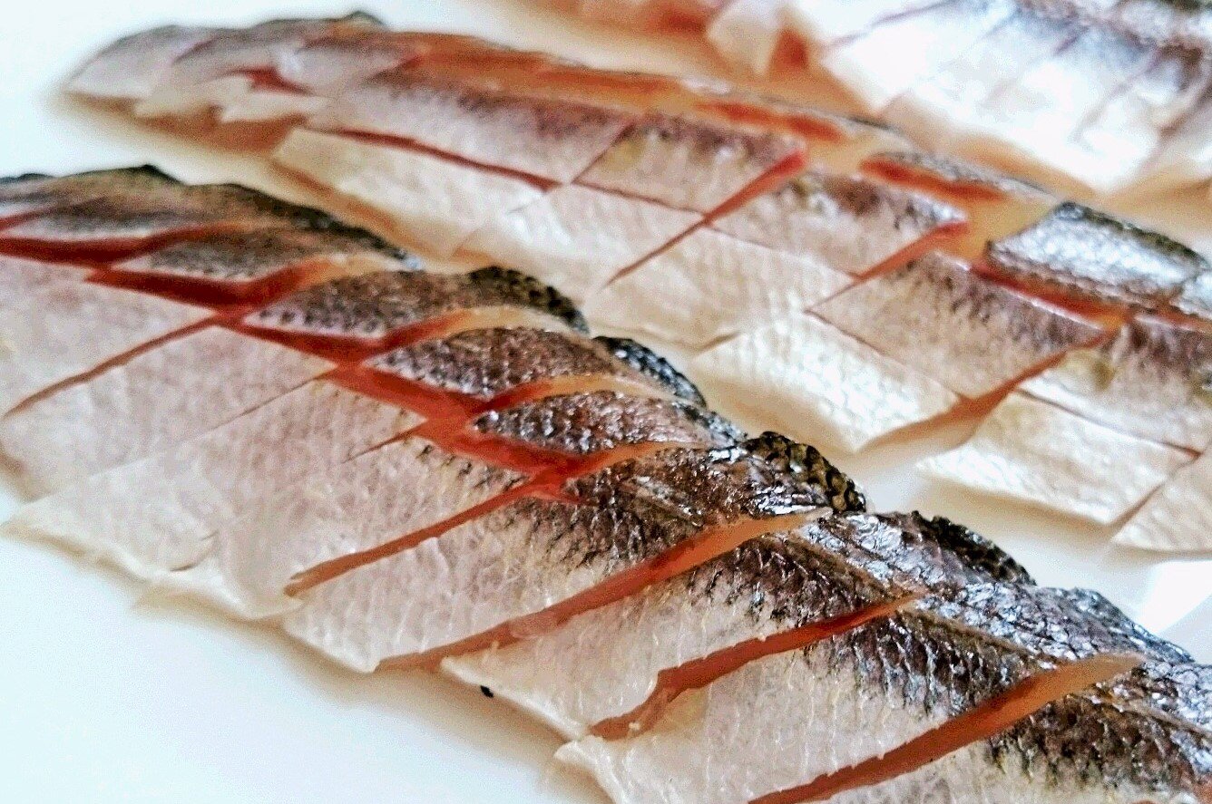 羽田市場 公式 No Twitter カマスのお刺身 食べたことありますか 皮は敢えて残して焼き霜づくりにするのがオススメ 宮崎産の今朝どれ カマスをいただくと うっ この美味しさ衝撃的 白身の上品さ 脂の甘み 皮目の香ばしさ この味を多くの方に知ってほしい