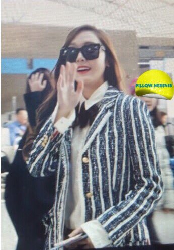 [PIC][12-01-2016]Jessica khởi hành đi Singapore để tham dự sự kiện khai trương cửa hàng "Valentino" vào chiều nay CYfsuepVAAATqic