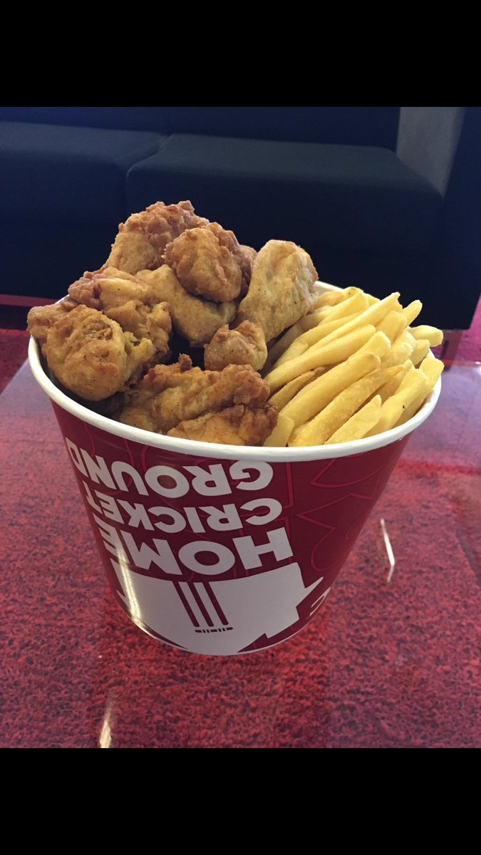 johnnybo_22's tweet photo. I'm shouting @Stevenflanagan1 some finger lickin goodness for #TheHCG @KFCAustralia https://t.co/FleeU4zEar