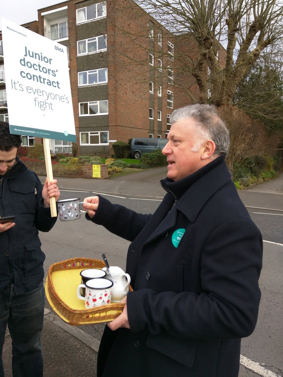 Getting lot of support from the public #JuniorDoctorsStrike @KingstonHospNHS #WeStandTogether #SaveOurNHS