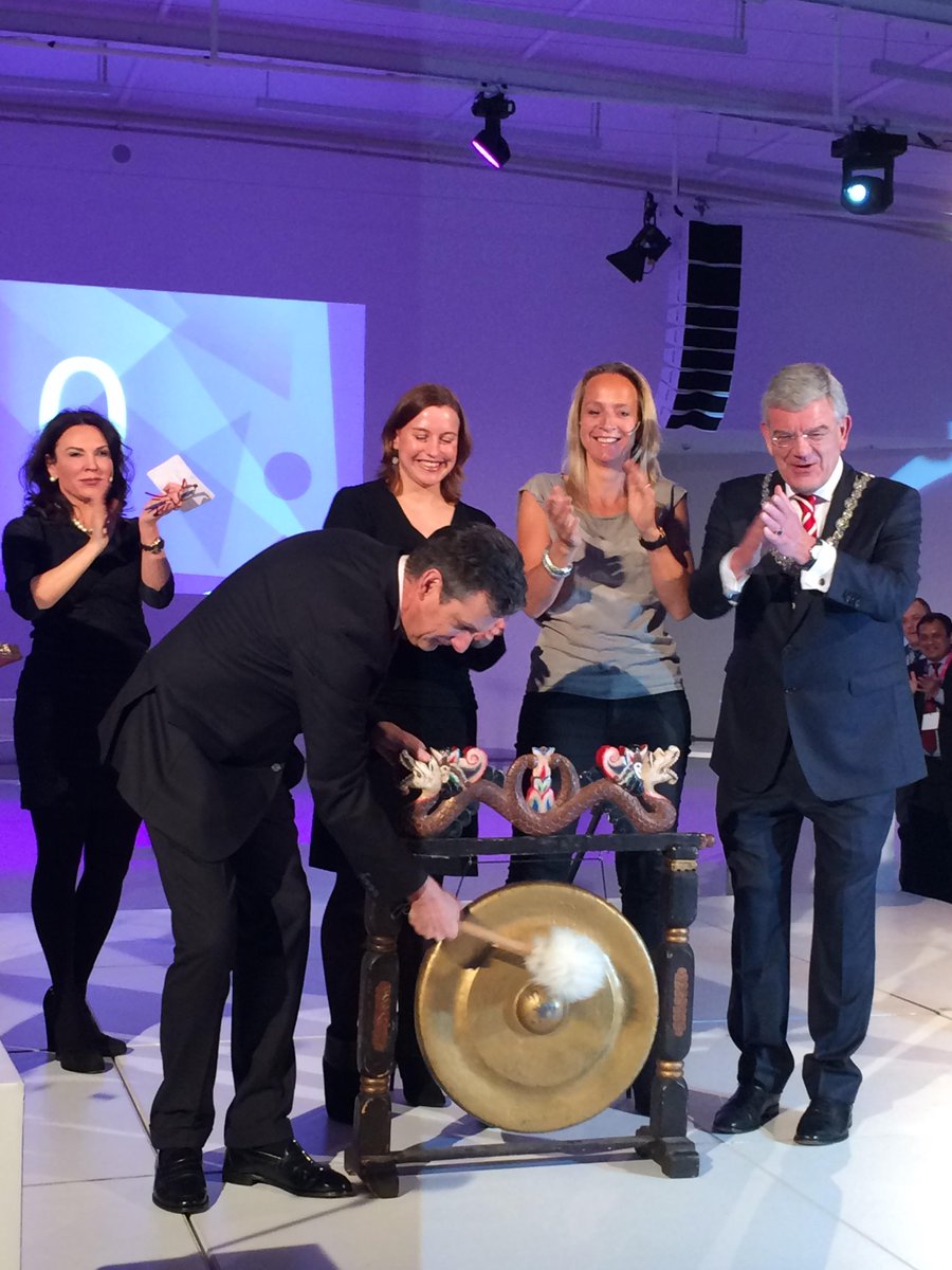 Ambassador @GeoffreyDAdams sounds the gong at the opening of the #vakantiebeurs #vakantievakdag. <a href="/VisitBritainNL/">MargotEggink</a>