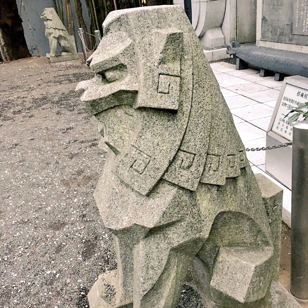 原宿にある神社の狛犬がスタイリッシュでかっこいいなー
