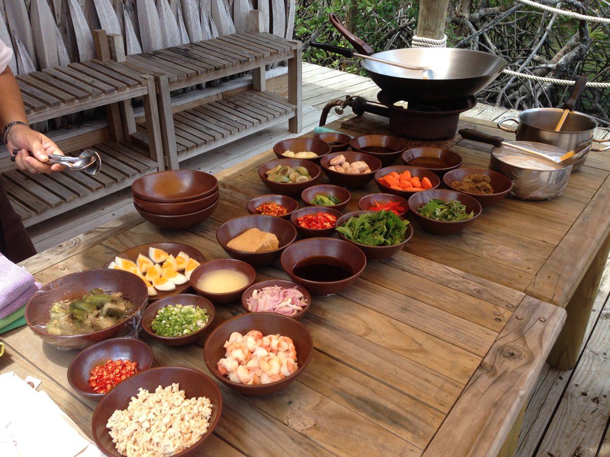 Thai cooking classes at Benz Restaurant are always fun and yummy! #sonevakiri #soneva https://t.co/YgT4CfDYPW