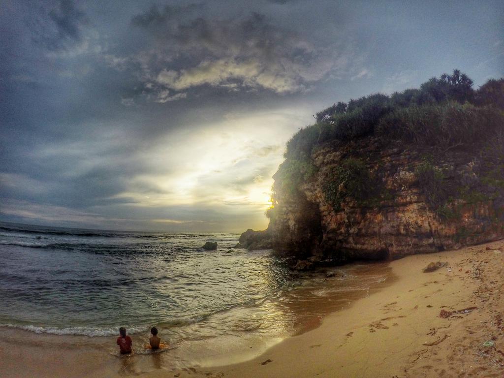 Senja Pantai Watukodok, Gunungkidul
#jogja

<a href="/JogjaUpdate/">jogjaupdate.com</a> <a href="/infosenijogja/">Akun Terkunci</a>