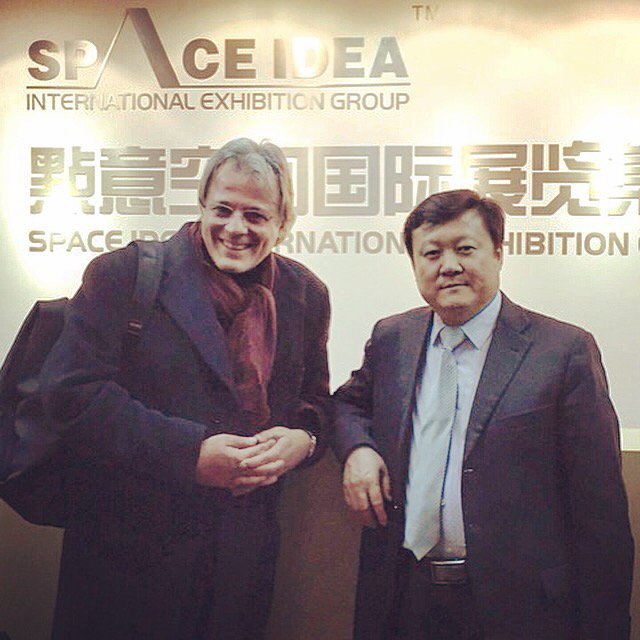 Simmetrico_it's tweet photo. #simmetrico è volato in Cina per incontrare gli amici di Space Idea - International exhibition Group #staycreative https://t.co/VKErbtfHH9