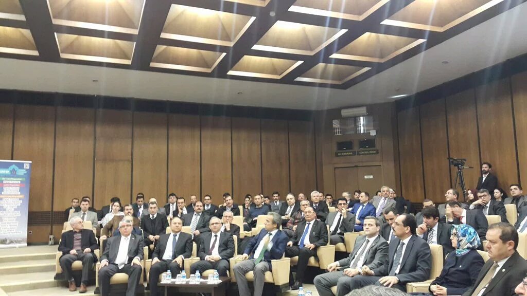 Hoca Ahmet Yesevi üniversitesinin Divan-ı Hikmet sohbetlerinin ilk konuğu Sn. <a href="/ikalin1/">İbrahim Kalın</a>  hüküm ve hikmeti anlatıyor