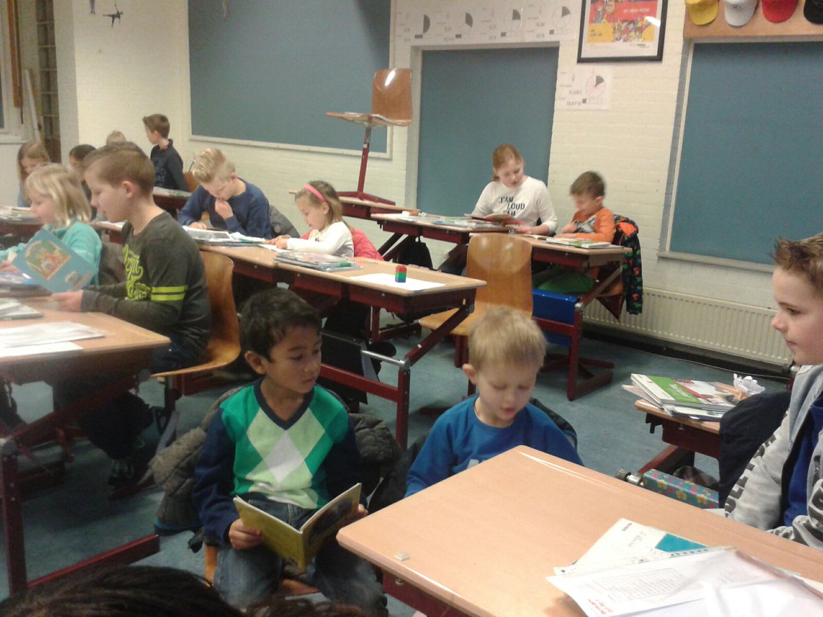 Hoeksteen's tweet photo. #tutorlezen Groep 7 leest de komende 3 weken welke dag met groep 3! https://t.co/AKKReYzE06