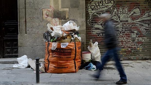 abc_es's tweet photo. Denuncia la suciedad de tu calle de Madrid con la etiqueta #Stopbasuras https://t.co/ukKw3rBXP4 https://t.co/wc7hABKWQs