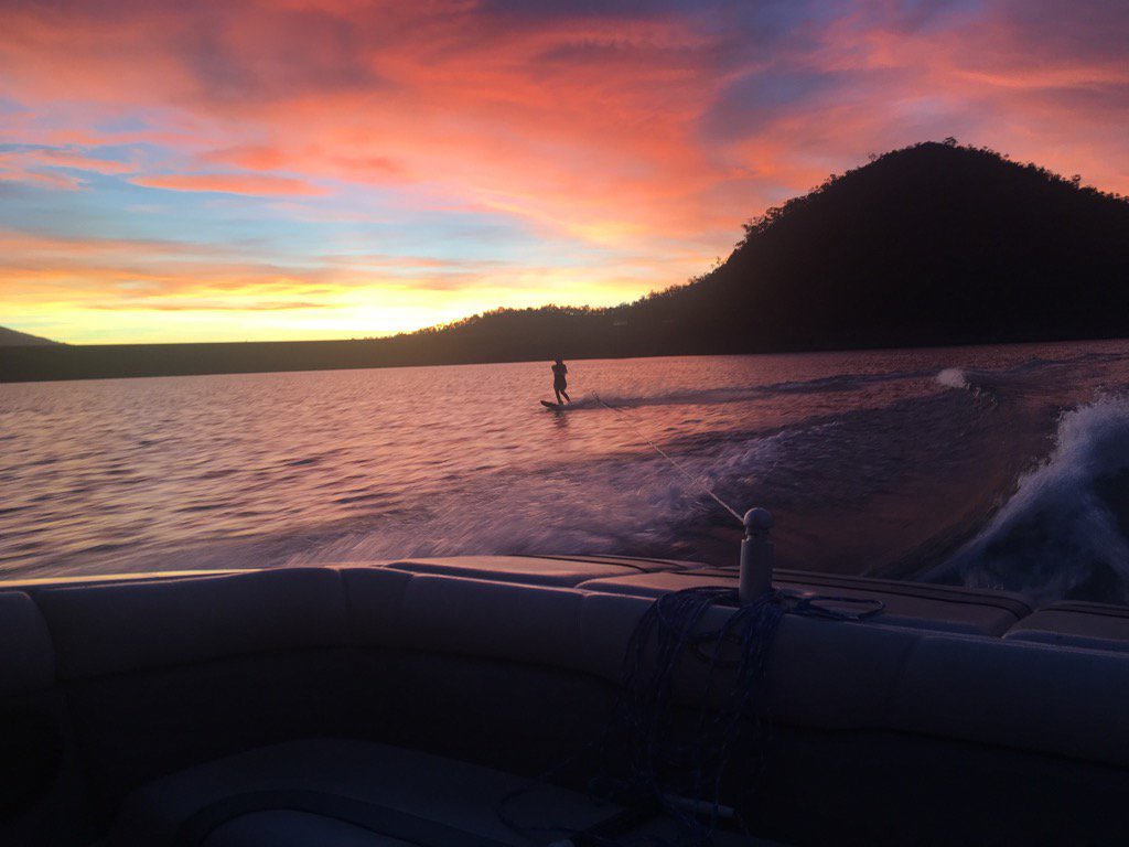 scottbarks's tweet photo. Sunset ski @lakeeildon https://t.co/kdIdgshj4T