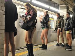 Linkymall's tweet image. The No Pants Subway Ride 😱😱