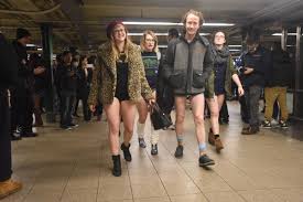 Linkymall's tweet image. The No Pants Subway Ride 😱😱