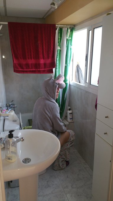 #WTF alguien me explica que hace un #hipopotamo haciendo sus cosas en mi #ba&ntilde;o? @_Lilyan_ https://t.<a href="/tag/wtf"class="tags">#WTF</a><a href="/tag/hipopotamo"class="tags">#hipopotamo</a><a href="/tag/ba%C3%B1o"class="tags"><span>#ba&ntilde;o</span></a>