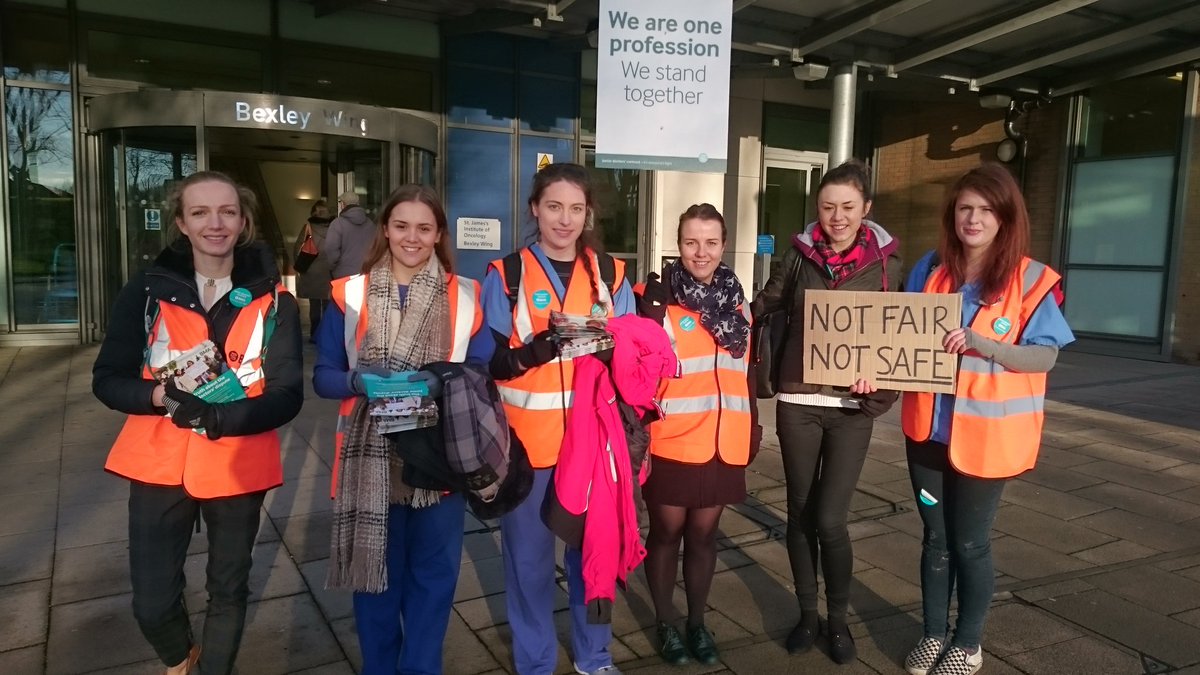 Pickets at Jimmy's hospital in #Leeds <a href="/leedssp/">Leeds SP</a> <a href="/NSSN_AntiCuts/">NSSN</a> <a href="/LeedsTUC/">Leeds Trades Council</a> @TUSCNews  #JuniorDoctorsStrike