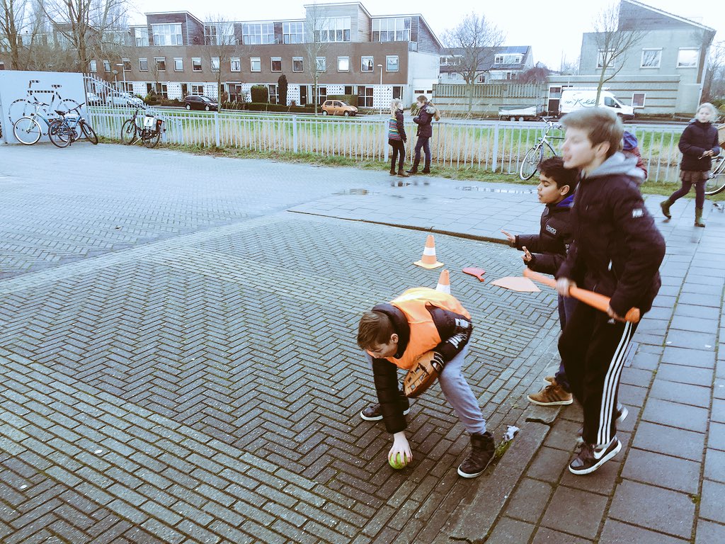 Team4Talent_PN's tweet photo. Sportieve pauze Ackerweide ! Talentontwikkeling - Mikken / Vangen / Rennen met de sport honkbal. @Ackerweidetweet https://t.co/RM88P0Cbrs